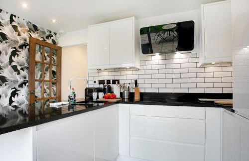 Charming Home - Free Parking - Private Garden - Pass the Keys - Foto 17