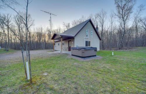 Cozy Birchwood Retreat on UTV Trail with Hot Tub! - Foto 32
