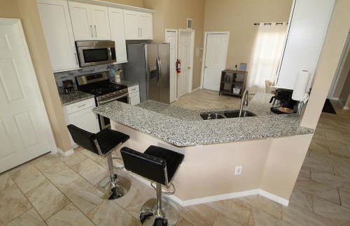 Lakefront Villa with private heated pool - Foto 10