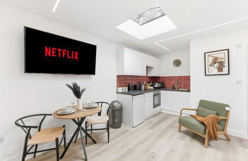 Stylish Home - Pool table, Virgin TV, Fast Wifi, Garden and Self-Check-In by Yoko Property - Photo 26