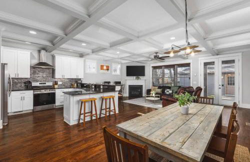 Walk to Broadway & Germantown Large House with Patio - Foto 1