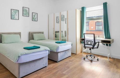 Modern 2 Bedroom House with 2 Ensuite and Free Parking - Photo 9