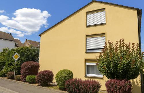 Gelbe Koffer - Großes 3 SZ Apartment Homburg - 1 km Uniklinik - bis 6 Pers - Balkon - Parkplatz - Self-Check-in - Foto 33