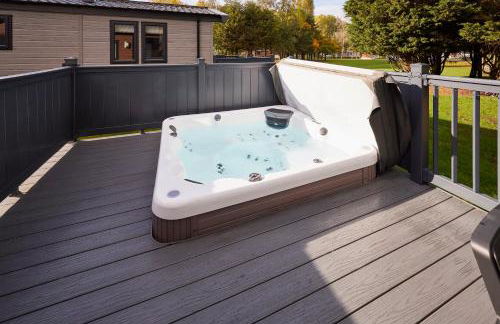 Pine Lodge with Hot Tub - Foto 38