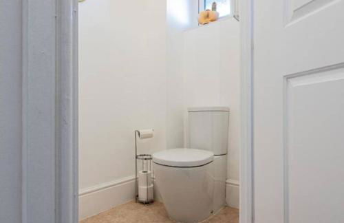 Family-Friendly 4-Bedroom House in Moston with Parking and Garden - Foto 37