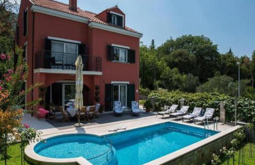 Beautiful Villa surrounded by Greenery with Swimming Pool - Photo 1