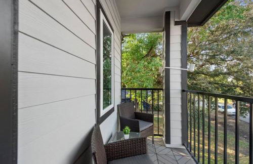 Modern 2024 Townhome with Indoor Hoops Huge TVs and Gray Chic Design - Foto 10