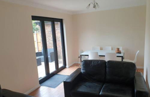 London Luxury 6 Bedroom Family House Sleeps 12 people Parking for 4 Cars Close to tube. - Foto 6