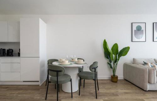 Modern Canal-Side Apartment in Milton Keynes - Photo 21