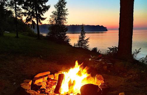 Lakefront Pine Cottage Hot Tub & Fire Pit - Foto 4