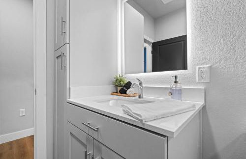 Luxe King Suite, Cozy Sectional, Gym, Pool, U of A - Photo 34