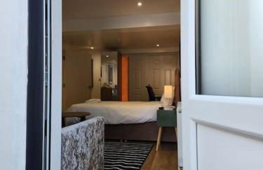 Lovely En-suite Room with private entry, Close to Station - Foto 8