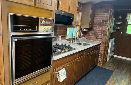 Romantic Pocono house - stream, lake, beach, pool, firepit - Foto 36