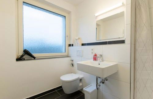 Tolstov Apartments - 1 or 3 Room Apartments with Balcony - 20 Min Messe DUS & Airport DUS - Foto 41