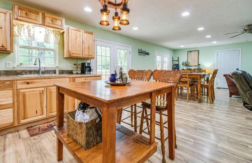 Cotter Home with Deck about 1 Mi to Big Spring Park! - Foto 2