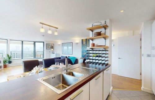 Penthouse Sanctuary with Wraparound Balcony - Pass the Keys - Foto 13