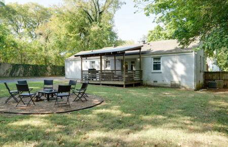 1-Story Home, Fenced Yard, Grill, Firepit, Parking, Sleeps 10, Pet-Friendly, Smart TVs, 10 Mins to Nissan Stadium & Five Points, Cozy Bedrooms, Outdoor Fun, Perfect for Families & Groups - Foto 19