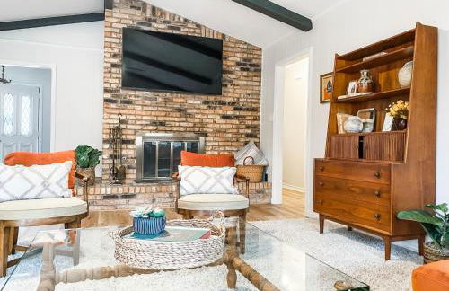 Designer Single Story 4 bed 3 bath home in mid-century style with big backyard and garage - Foto 8