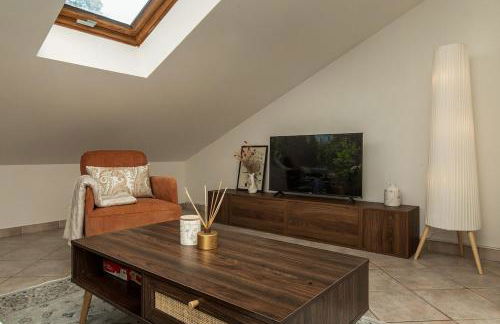 Kejani attic apt Scenic Views, Lux bath, Fast Wi-fi - Foto 9