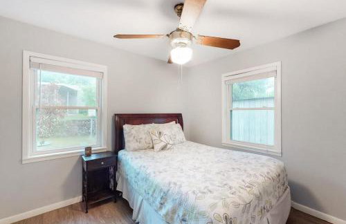 Wonderful Lakefront Home with Yard, Water Views, Central AC, WiFi, Private W/D - Foto 17