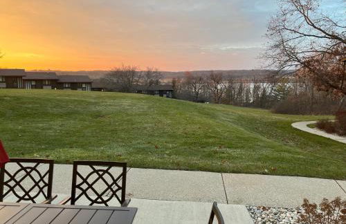 Newly Updated Modern, Spacious, and Cozy Condo- Right on the Lake! - Foto 10