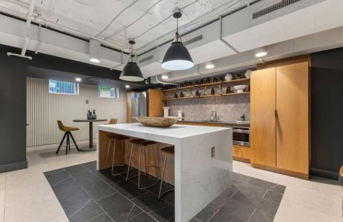 The Sutton - Elevated Minimalist Escape with Free Parking and Metro - Foto 23