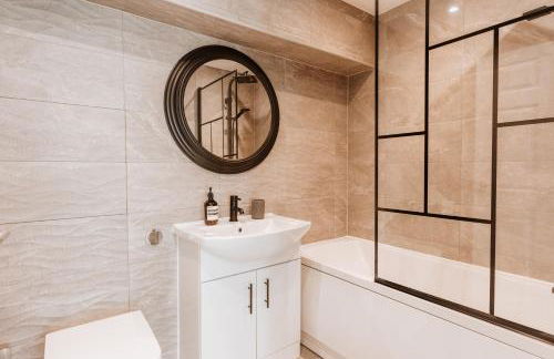 2 Bed Apartment Overlooking the Square Step Out to Shops & Dining - Foto 41