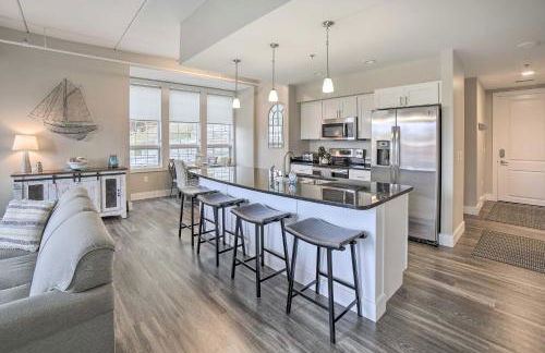 Luxe Manistee Condo with Balcony and River Views! - Foto 13