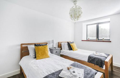 PRIVATE LUXURY BARN IN ITS OWN 0.75ACRES - Photo 9