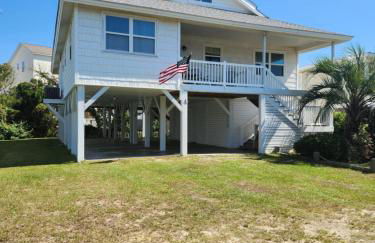 Spacious Beach House Steps to Sand - Foto 28