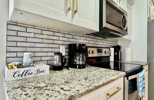 Modern 4BR 2BA with pool in gated community - Foto 21