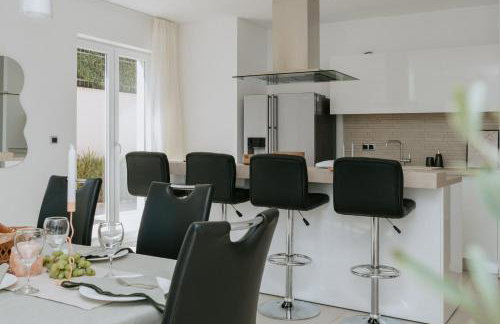 Villa Oleander by Domus Mirus - Rooftop Cinema & Pool & 6min Walk to Beach - Photo 5