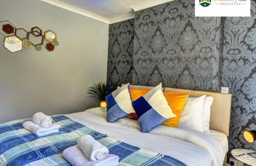 4 Bedroom House - Sleeps 7, Near Coventry Airport, City Centre, Free Wi-Fi with Driveway Parking & Garden, Full Kitchen - AHC - Photo 4