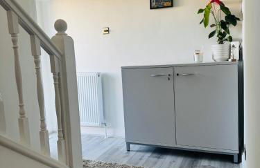 Modern 4BR House with Parking, 8 Mins to Gatwick Airport - Foto 35