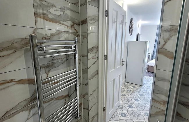 Tranquil Studio Retreat With Free Parking - Photo 8