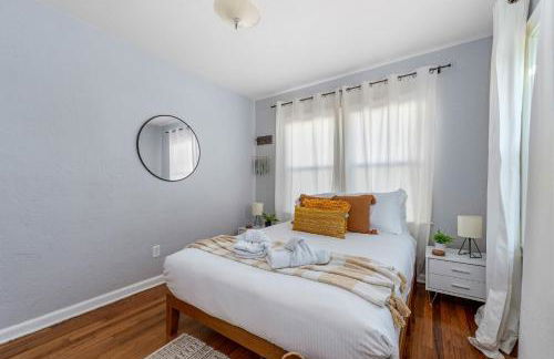 Tiny Home w MIL suite - 3 MI to DT - Foto 40