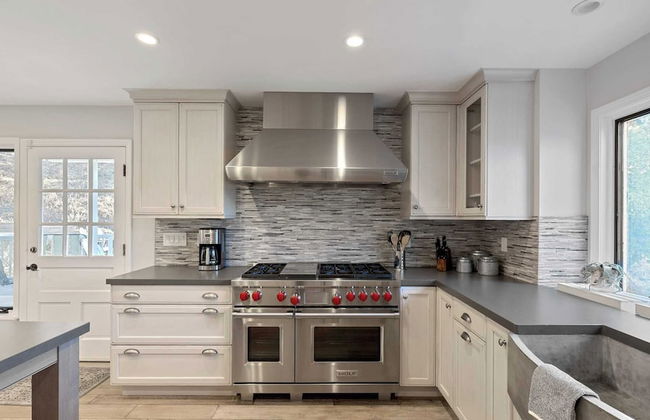 Hidden Oaks Farmhouse by Avantstay Hot Tub, Deck - Foto 7