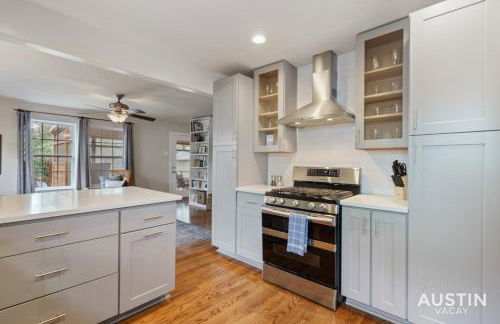 Elegant Escape Gourmet Kitchen and Outdoor Living - Foto 16