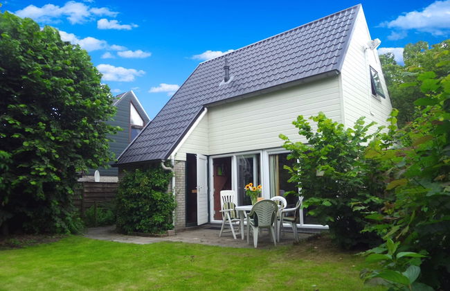 Charming Bungalow in Oostmahorn, Netherlands - Perfect for Nature Lovers - Photo 1