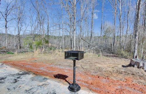 Cozy Mississippi Cabin with Covered Porch and Grill! - Foto 24