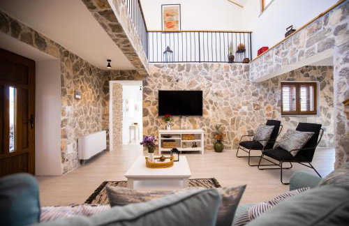 Villa Pietra- Modern rustic poolside oasis - Photo 14