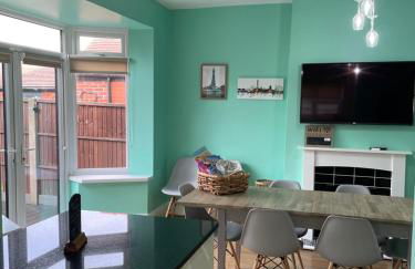 Spacious Family Home Minutes from the Beach - Foto 31