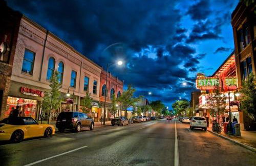 Super Cute & Cool Home with 65Inch TV 2Baths 4 Bedrooms 2King Beds BBQ Grill Fenced Backyard - Foto 2