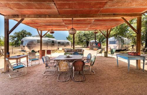 Luxury Airstream Campsite Nestled Beneath Oak Trees Outside of Austin, Texas - Foto 70