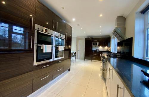 Beautiful 5 Bed 3 Bathroom Detached Family Home 8 - Photo 7