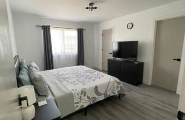 Entire Modern House with King bed & 65inTV - Foto 38