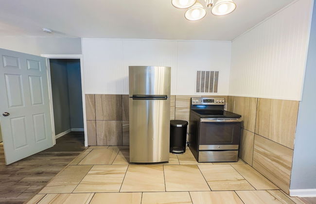 The Stone Castle - With Private Yard & Parking, Near Falls & Casino by Niagara Hospitality - Foto 14