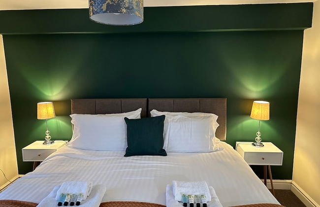 Orange Lilly in Stroud - Foto 1