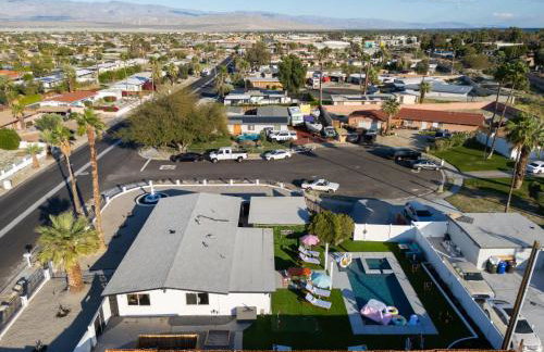 Desert Glow Getaway - Pool - Lounging - Backyard Games - Foto 58