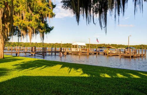 Pool Access and Lanai Riverfront Welaka Condo! - Foto 24